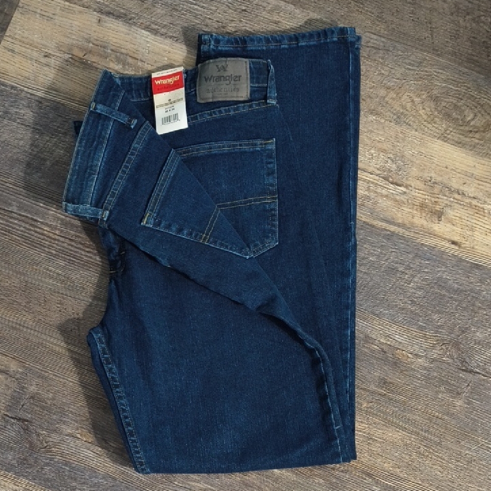 Wrangler Men's Deep Blue Relaxed Jeans